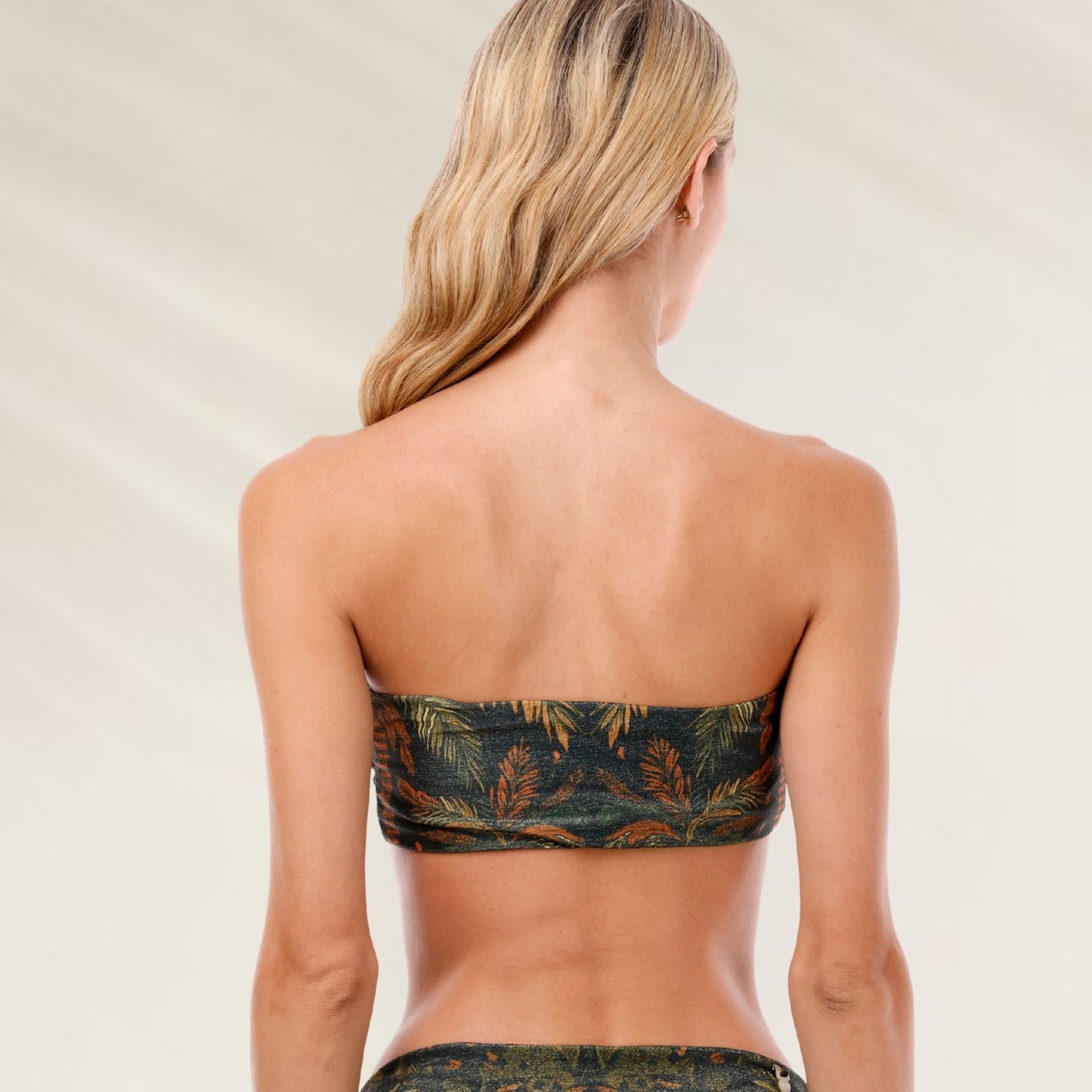 Top Bandeau Jade Oasis com estampa tropical, ideal para dias de praia e piscina