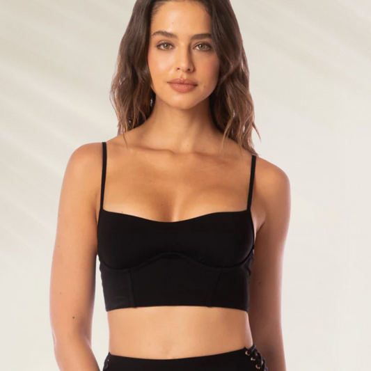 Mulher usando Top Bikini Bustier Twinkly Maaji preto com alças finas e design alongado