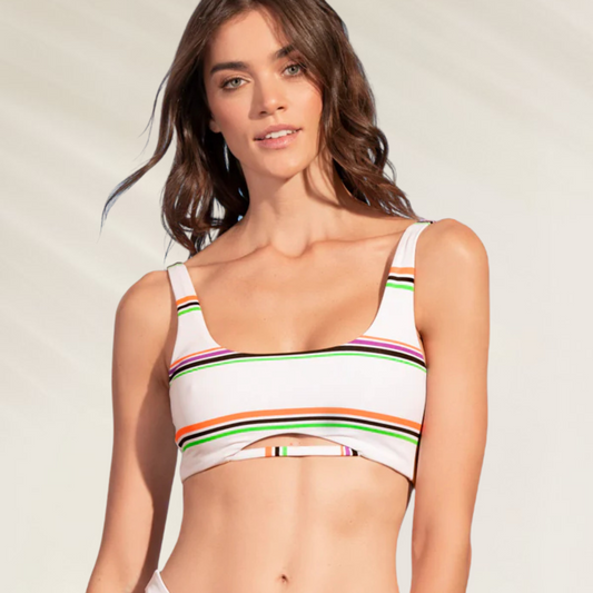 Top Bralette Reversível Maaji branco com listras coloridas usado por mulher com cabelo castanho