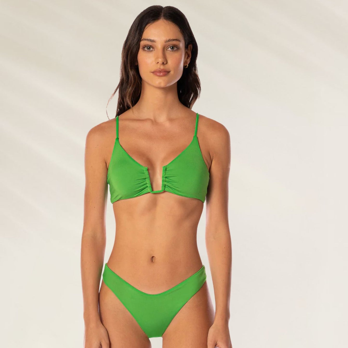 Top de Biquíni Emerald Brocade Bia da Maaji em verde vibrante com detalhes elegantes