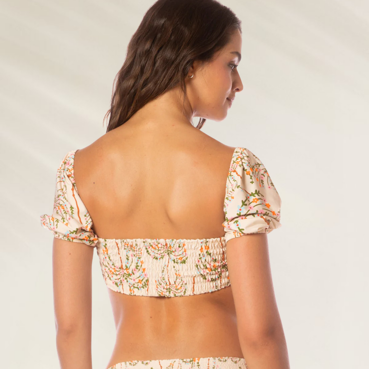 Top Maaji Reversível Radiance – 4 Looks em 1 com um toque romântico e versátil, visto de costas com estampa floral suave