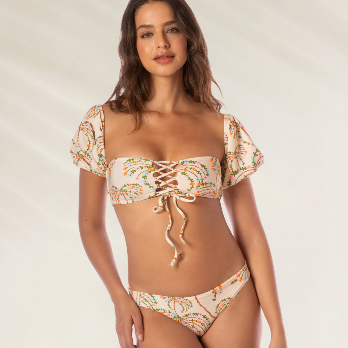 Top Maaji Reversível Radiance – 4 Looks em 1 com um toque romântico e versátil em estampa floral clara.