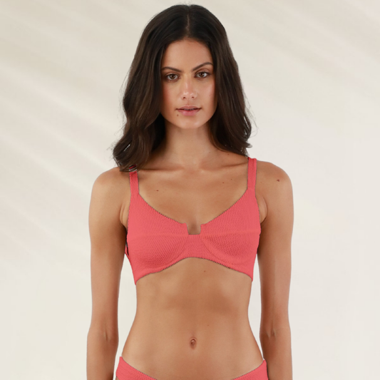 Top Malai com armacao e texturado na cor rosa com detalhes delicados e alças ajustáveis