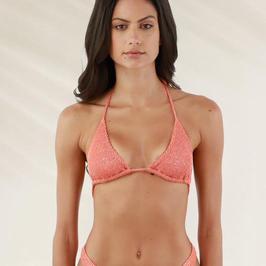 Top Malai triangular texturado laranja com alças finas e design elegante para um visual de praia moderno.