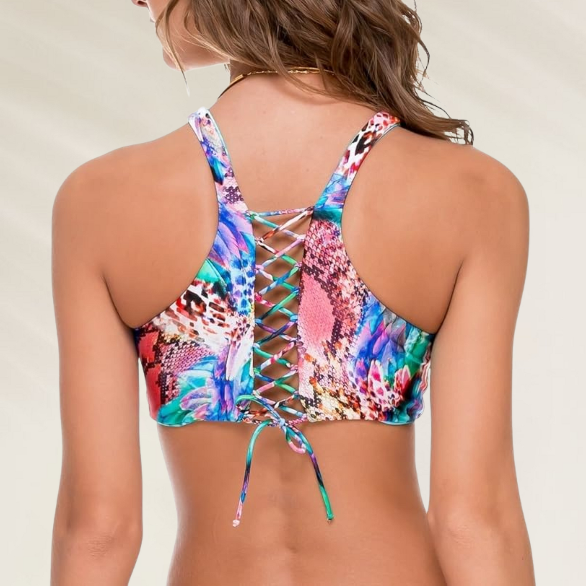 Parte de trás do Top Reversível Luli Fama – Gorgeous Chaos Glam High Neck com estampa colorida e amarração