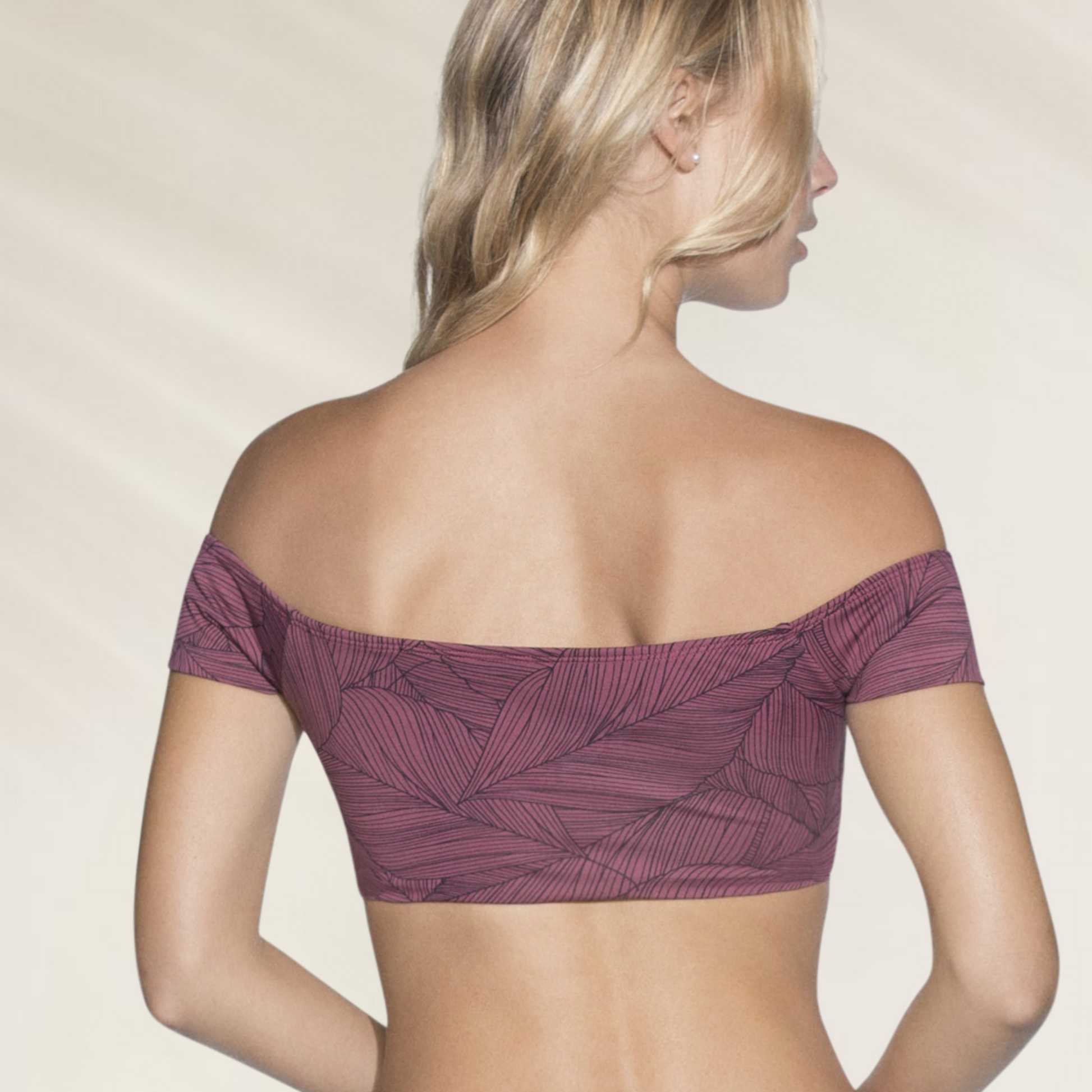 Top Reversível Maaji – Multiusos, Elegante e Versátil em tom roxo com estampa de folhas, modelo ombro a ombro