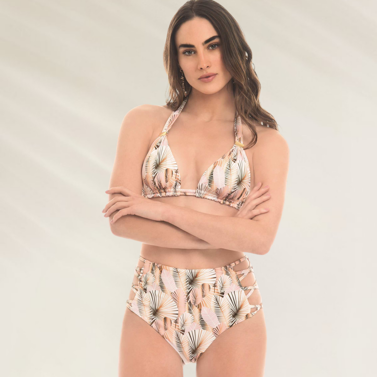 Top Triângulo com Detalhe Dourado Mystical em estampa floral suave com modelo feminino usando