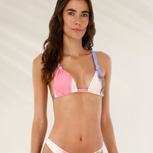 Top triangulo Malai com nó e umas cores irresistíveis, perfeito para dias de sol e praia