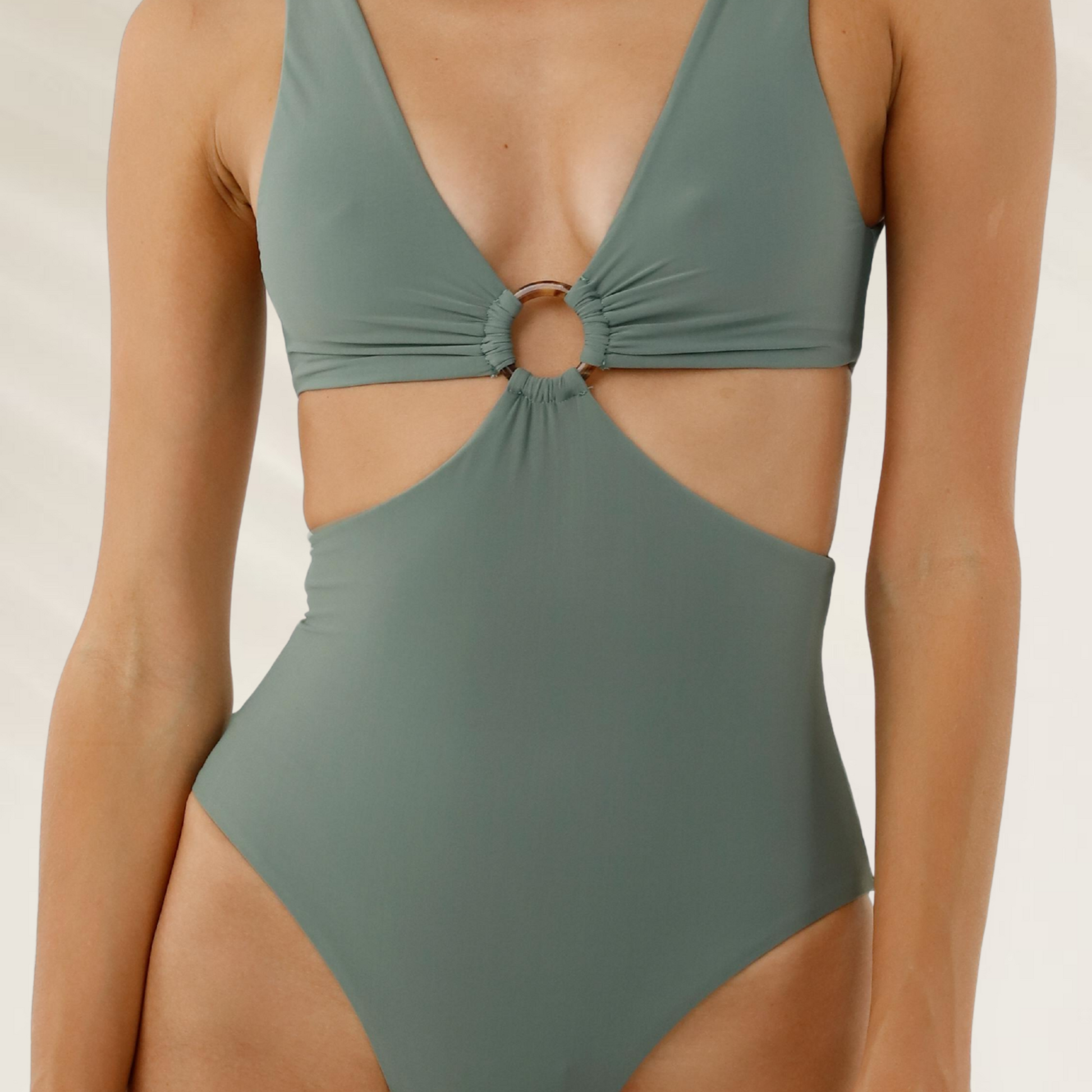 Trikini Malai com Recorte Frontal e Detalhe em Argola em tom verde com design sofisticado