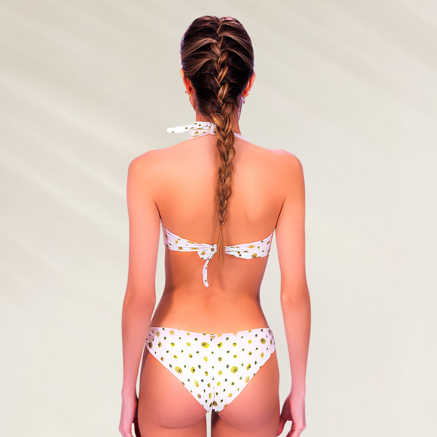 Mulher usando triquíni Despi com Argolas Douradas branco com estampa e amarração no pescoço