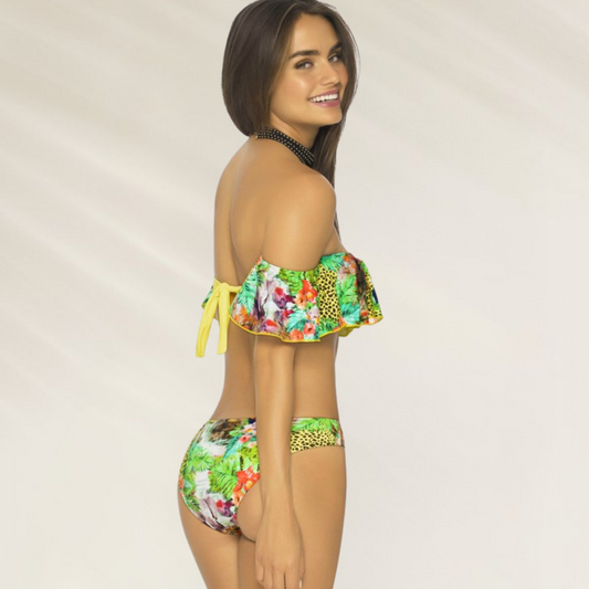 Modelo usando um Triquíni Tropical Phax – Versatilidade com um Toque Selvagem, exibindo estampas vibrantes e detalhes luxuosos.