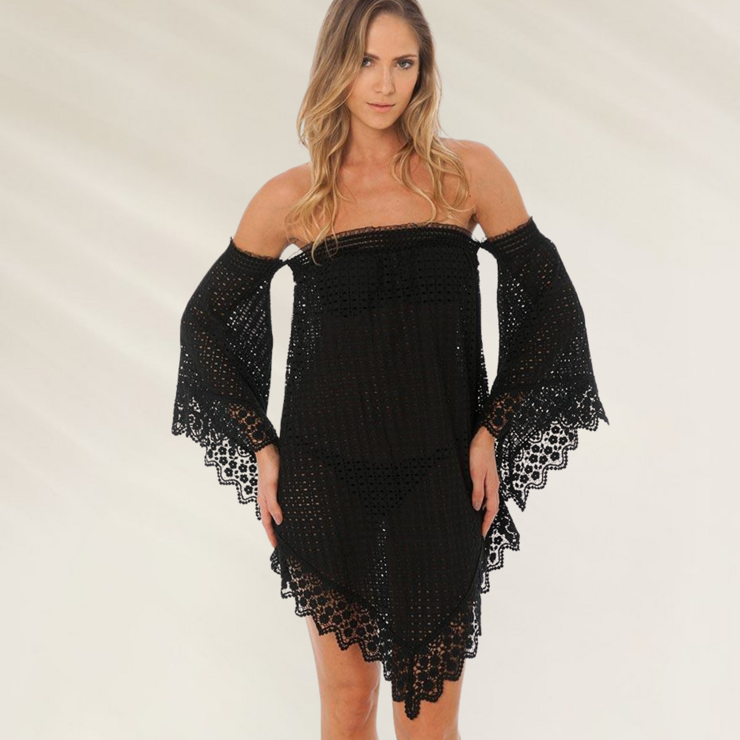 Túnica Cai-Cai com Renda Despi em 3 Cores preta usada por mulher com design ombro a ombro e detalhes em renda