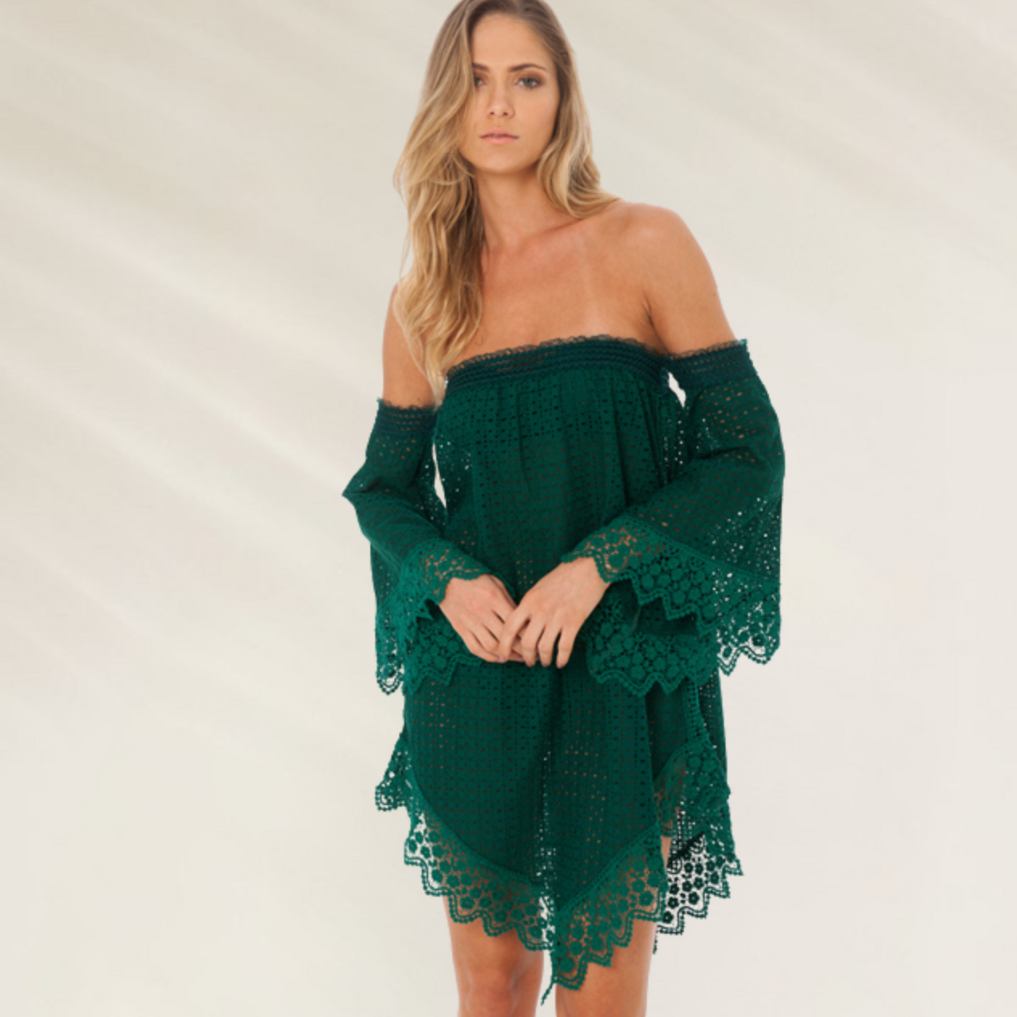 Túnica Cai-Cai com Renda Despi em 3 Cores verde com renda delicada e mangas longas em modelo feminino