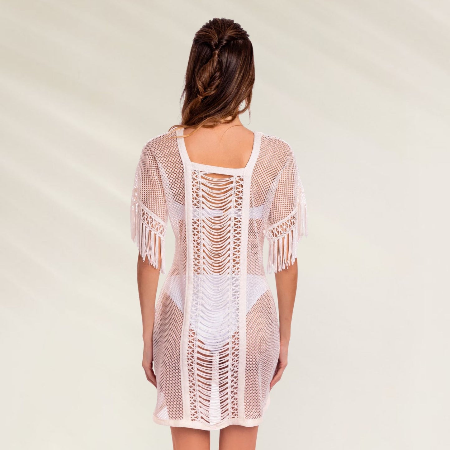 Túnica Gatsby Off White em crochê com detalhes de franjas e design aberto nas costas