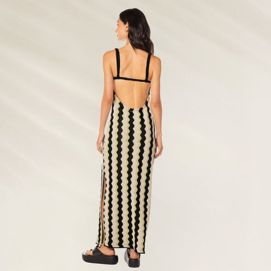 Vestido Comprido Desert Stripes Amaranto com costas abertas e estampa listrada em preto e amarelo