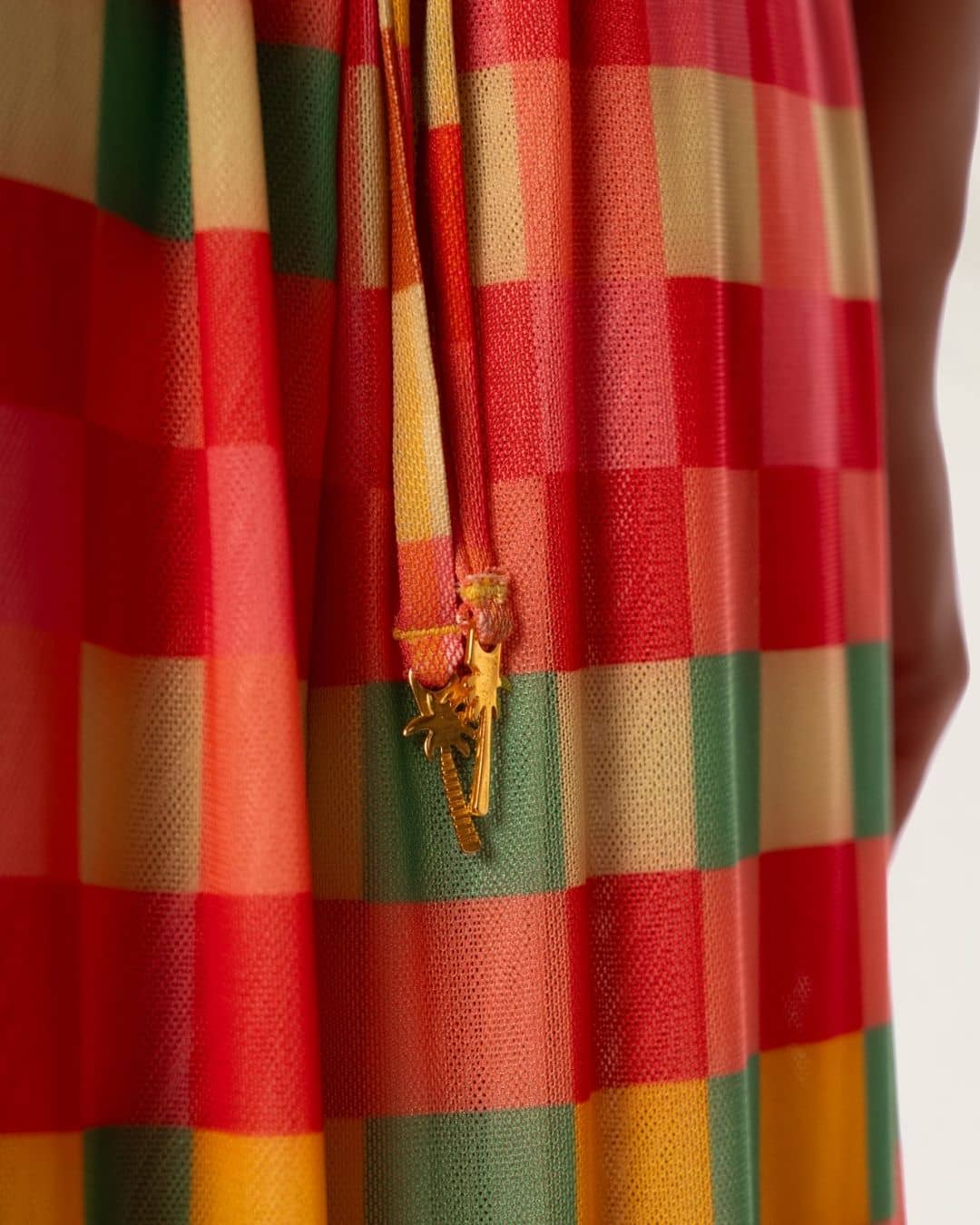 Detalhe do Vestido Comprido Golden Gambit da Maaji com estampa em quadrados coloridos