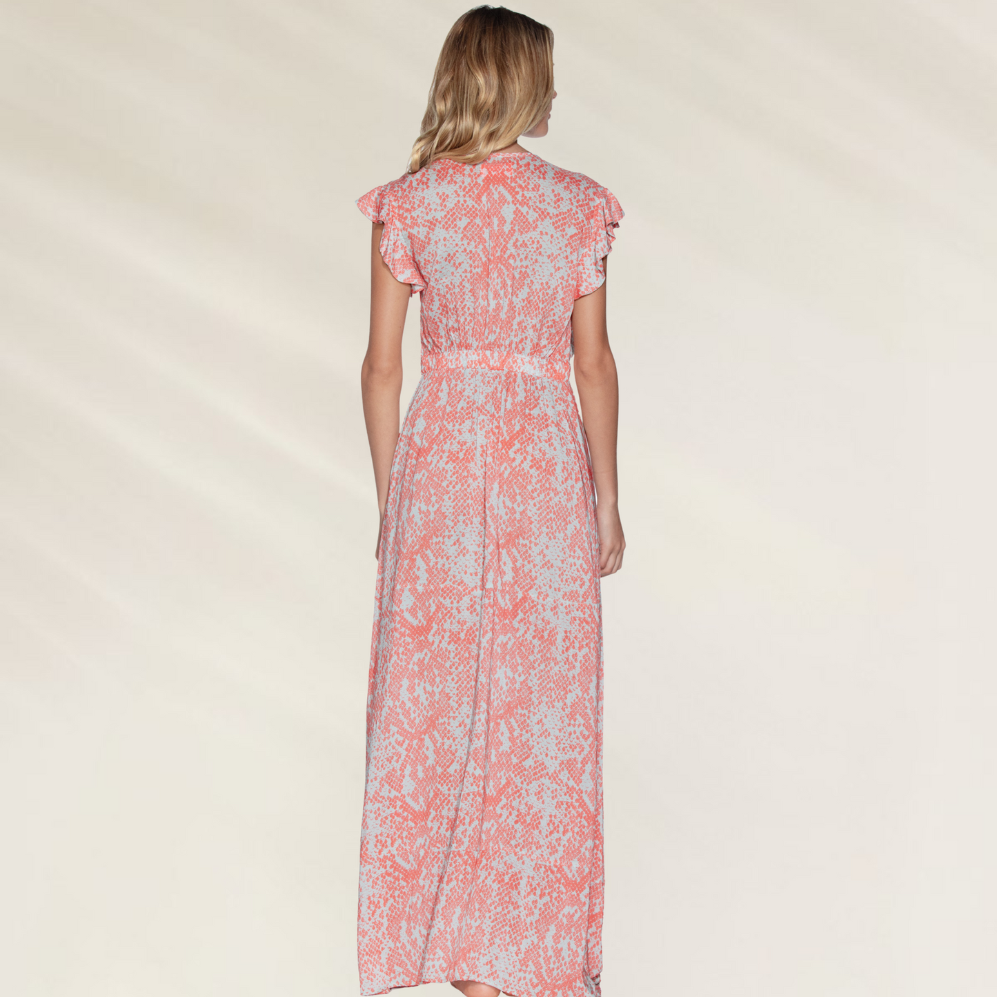 Vestido comprido Maaji com folhos em estampa coral e branca, visto de costas, com mangas curtas e cintura ajustada