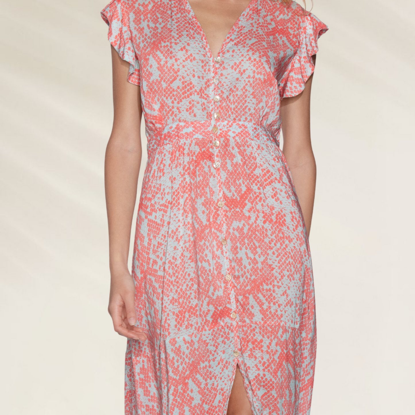Vestido comprido Maaji com folhos em estampa rosa e branca com botões frontais e abertura