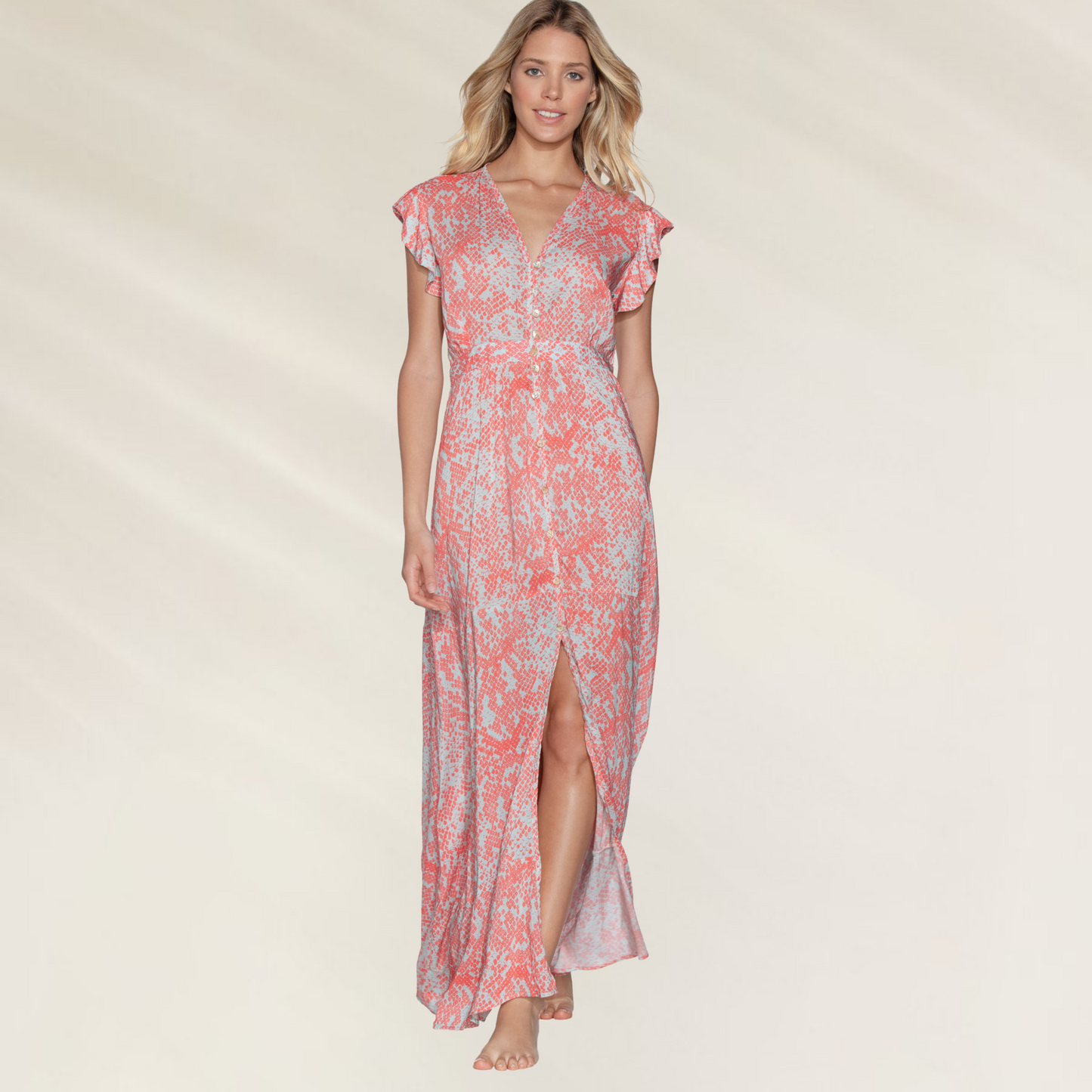 Vestido comprido Maaji com folhos em tecido estampado coral com detalhes em azul claro