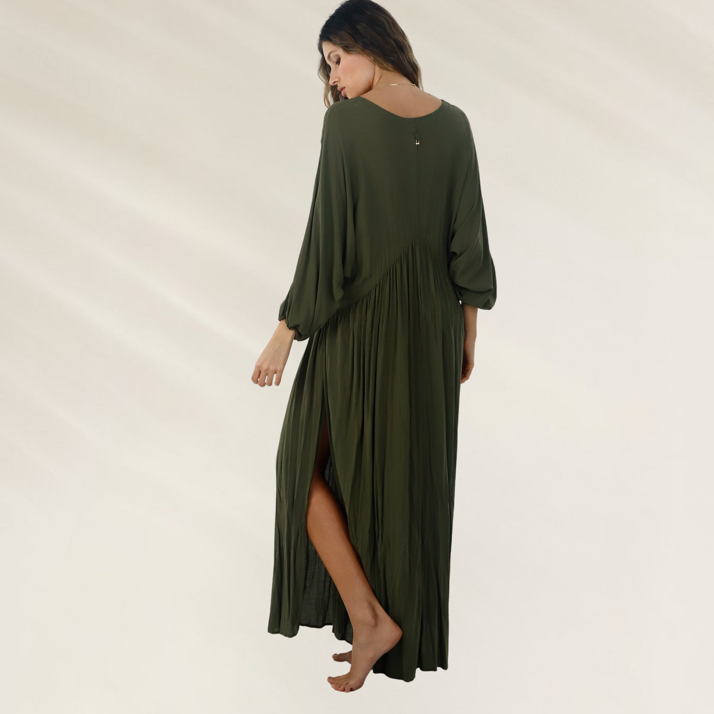 Vestido Comprido Malai em Verde Selva com Manga Comprida mostrando detalhe de fendas e tecido fluido
