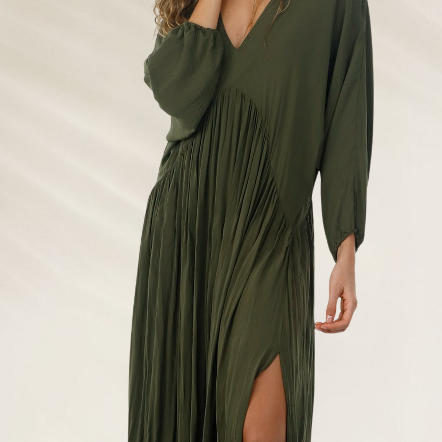 Vestido Comprido Malai em Verde Selva com Manga Comprida, tecido leve e detalhe franzido na cintura