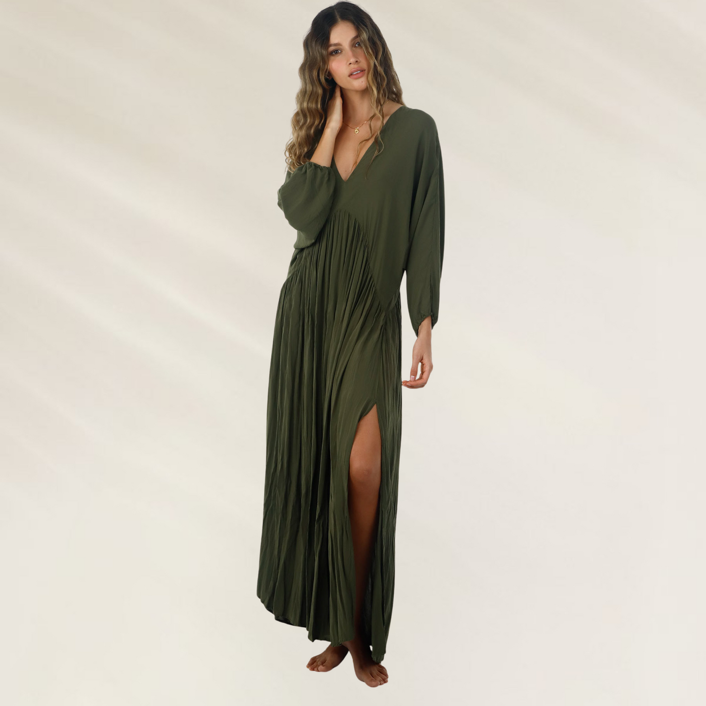 Vestido Comprido Malai em Verde Selva com Manga Comprida e fenda lateral elegante para look sofisticado