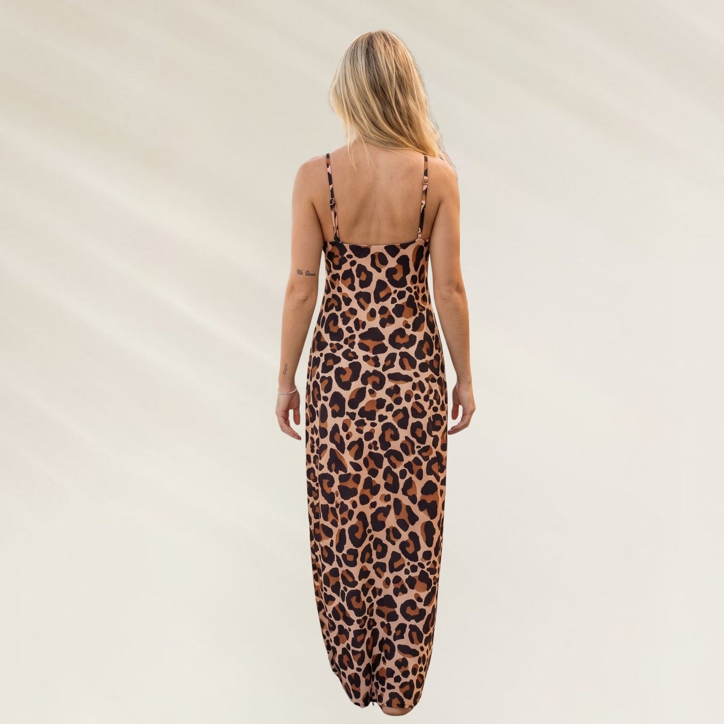 Vestido Comprido Sara em estampa de onça, com alças finas e caimento fluido para um visual elegante