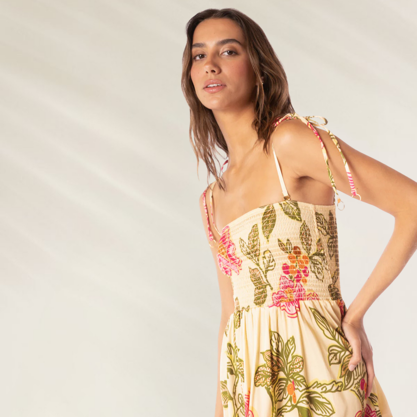Vestido curto Astra Dress Maaji com estampa floral e alças finas ajustáveis em modelo feminino