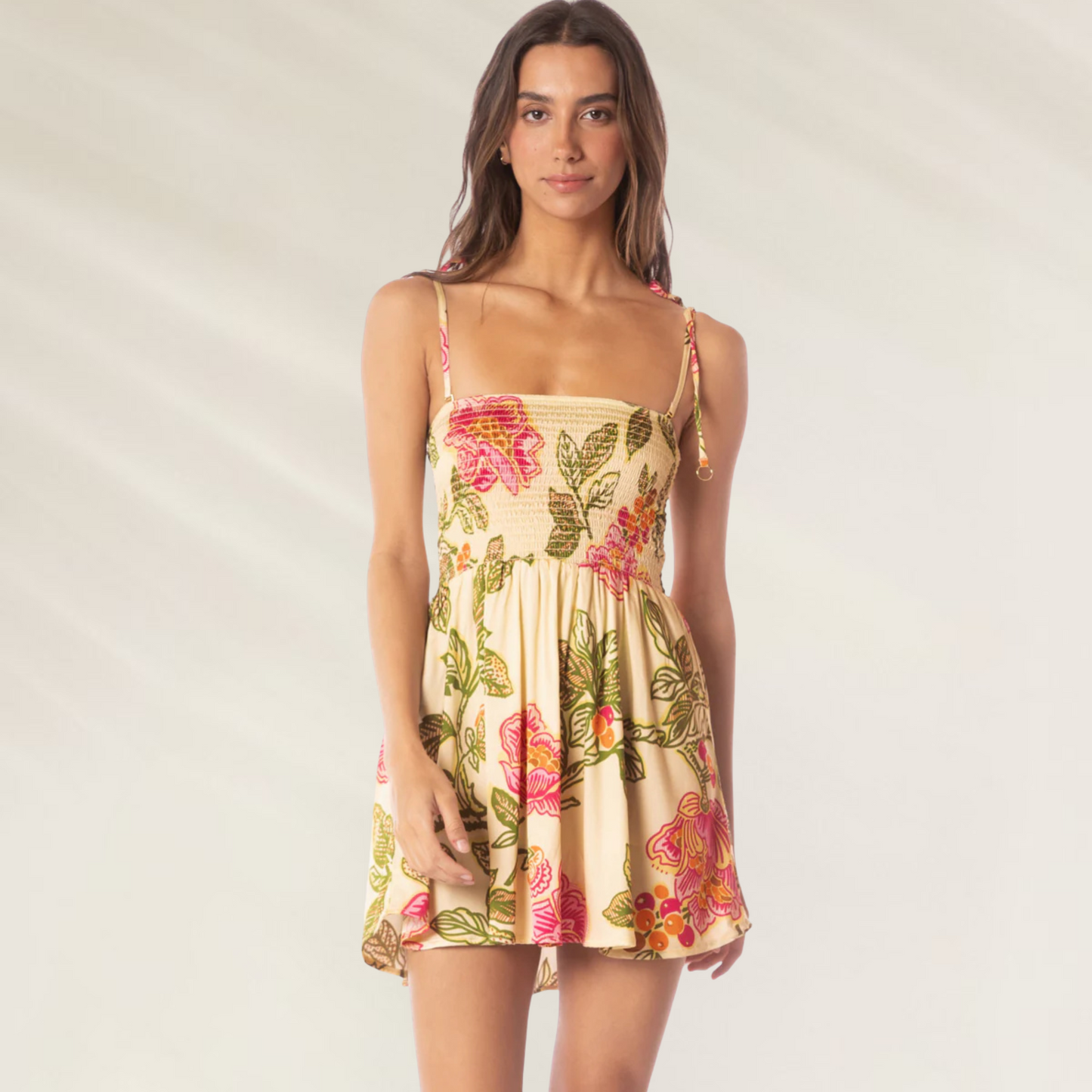 Vestido curto Astra Dress Maaji com estampa floral rosa e verde em fundo bege