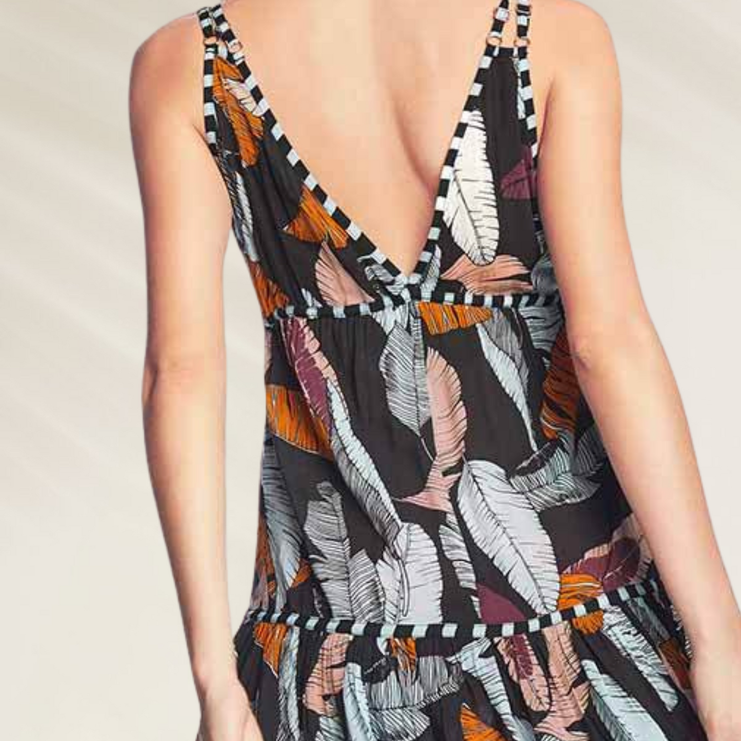 Vestido Curto com Decote em V Maaji com estampa de folhas coloridas em fundo preto