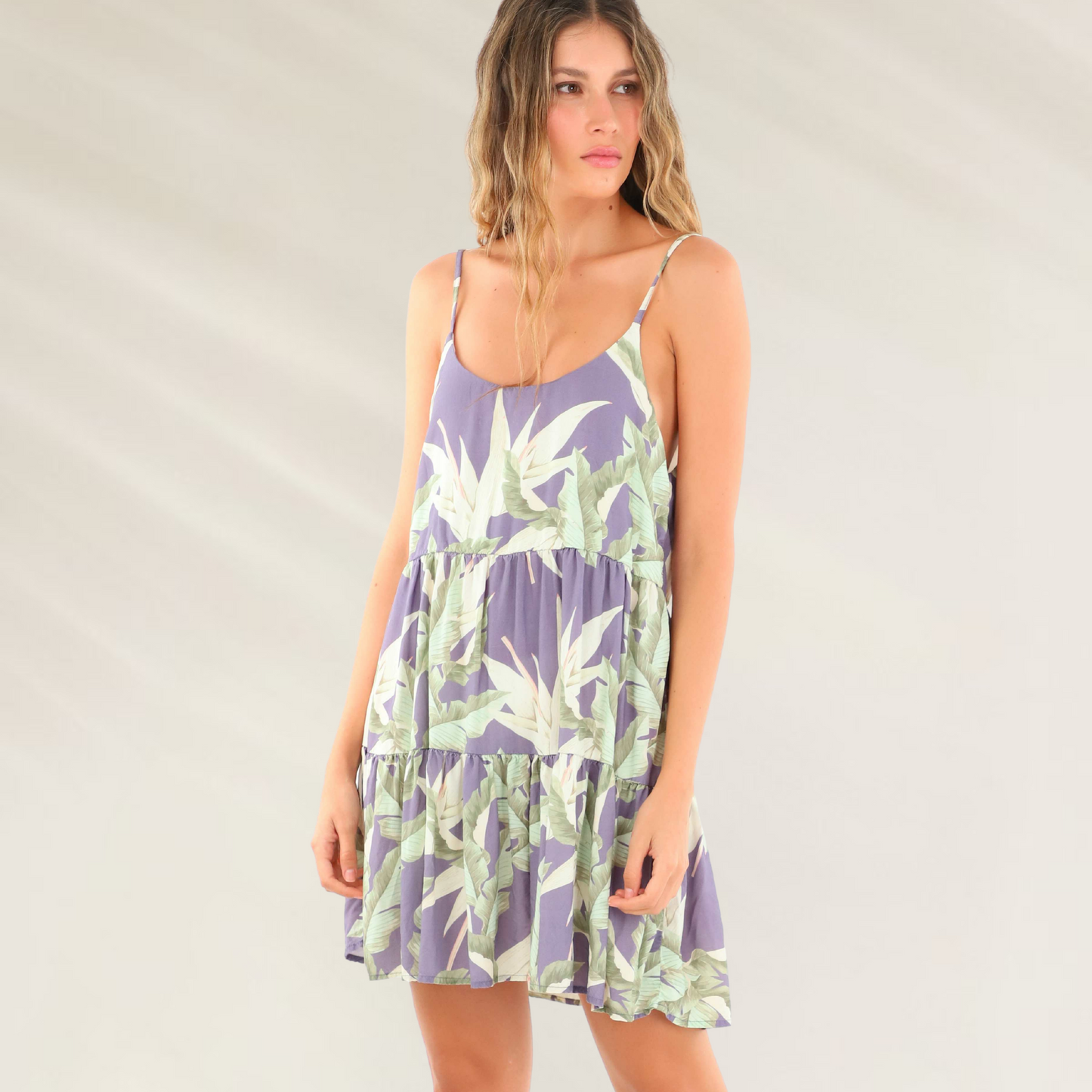 Vestido Curto com Estampado Tropical MALAI em tecido leve e alças finas, ideal para looks de verão