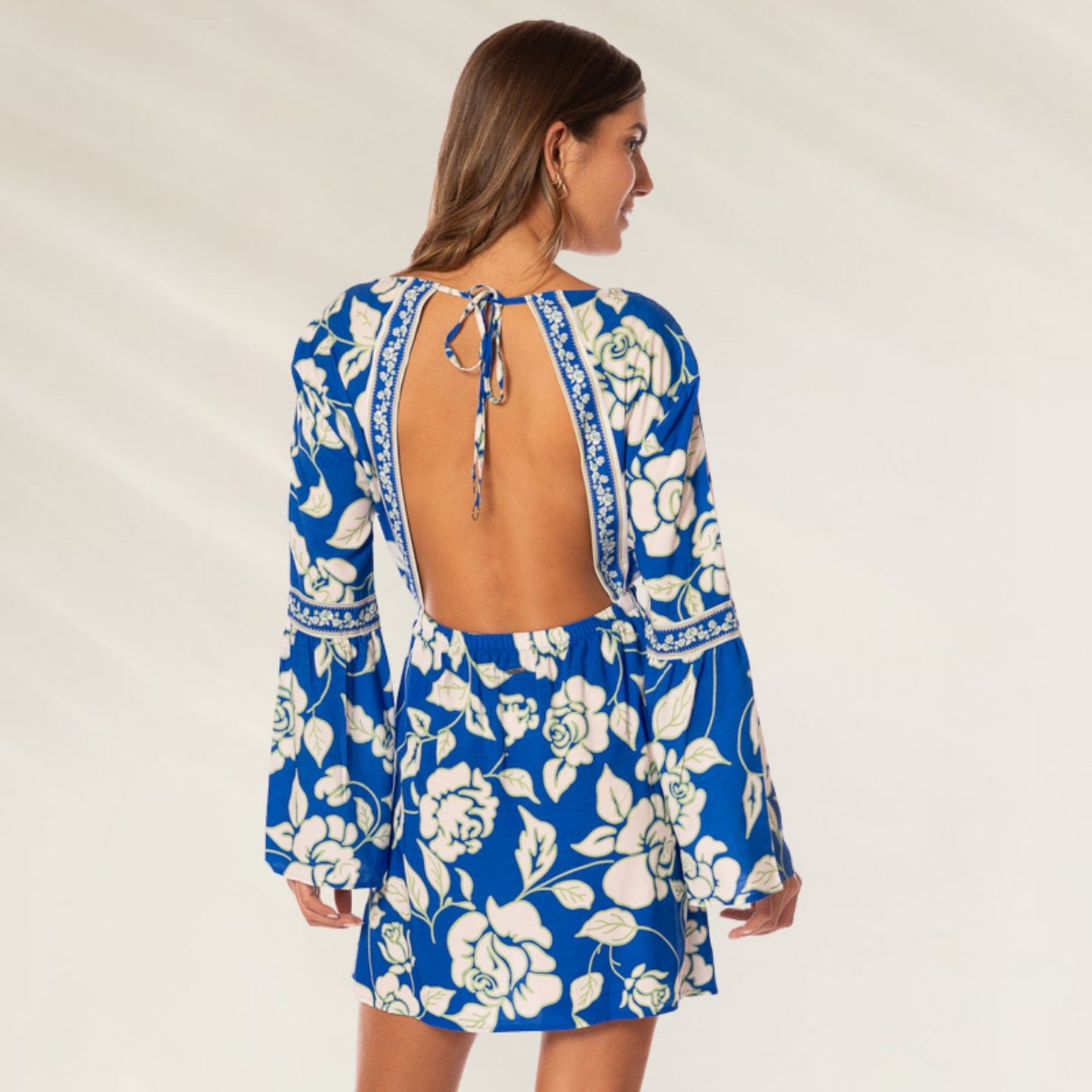 Vestido Curto Floral Azul Agnes com costas abertas e mangas largas para um look elegante e tropical