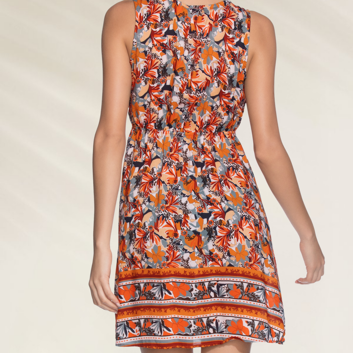 Vestido Curto Floral Maaji – Leveza e Elegância Tropical com estampa vibrante e caimento suave