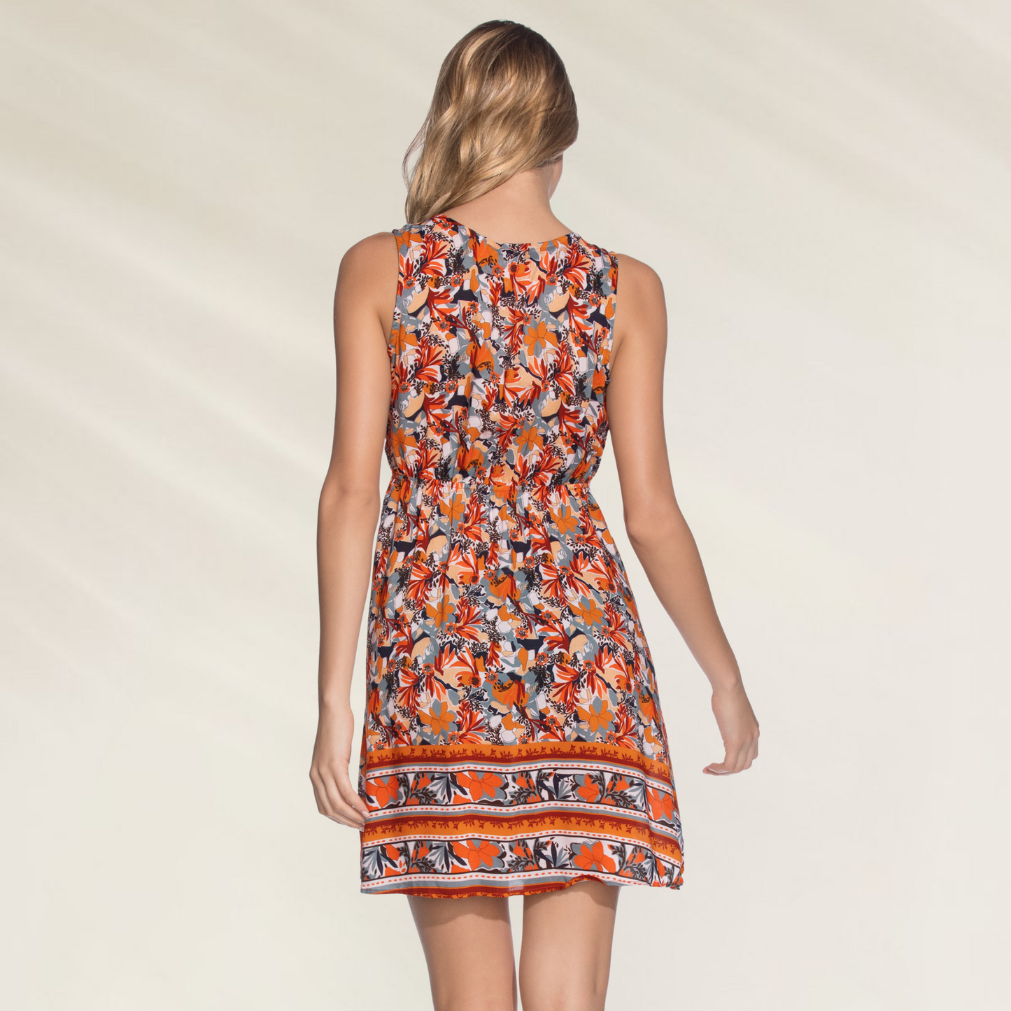 Vestido Curto Floral Maaji – Leveza e Elegância Tropical com estampa vibrante e corte confortável