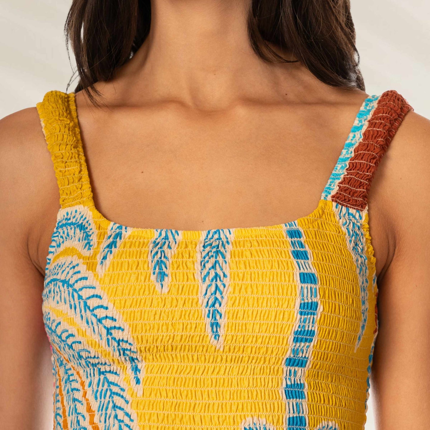 Detalhe do vestido curto Jungle Whisper Molton com alças coloridas e padrão vibrante de folhas