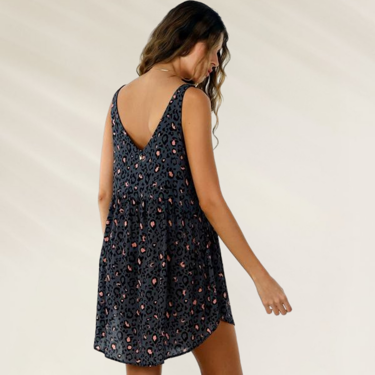 Vestido Curto Malai Animal Print com decote em V nas costas em tecido leve e estampado