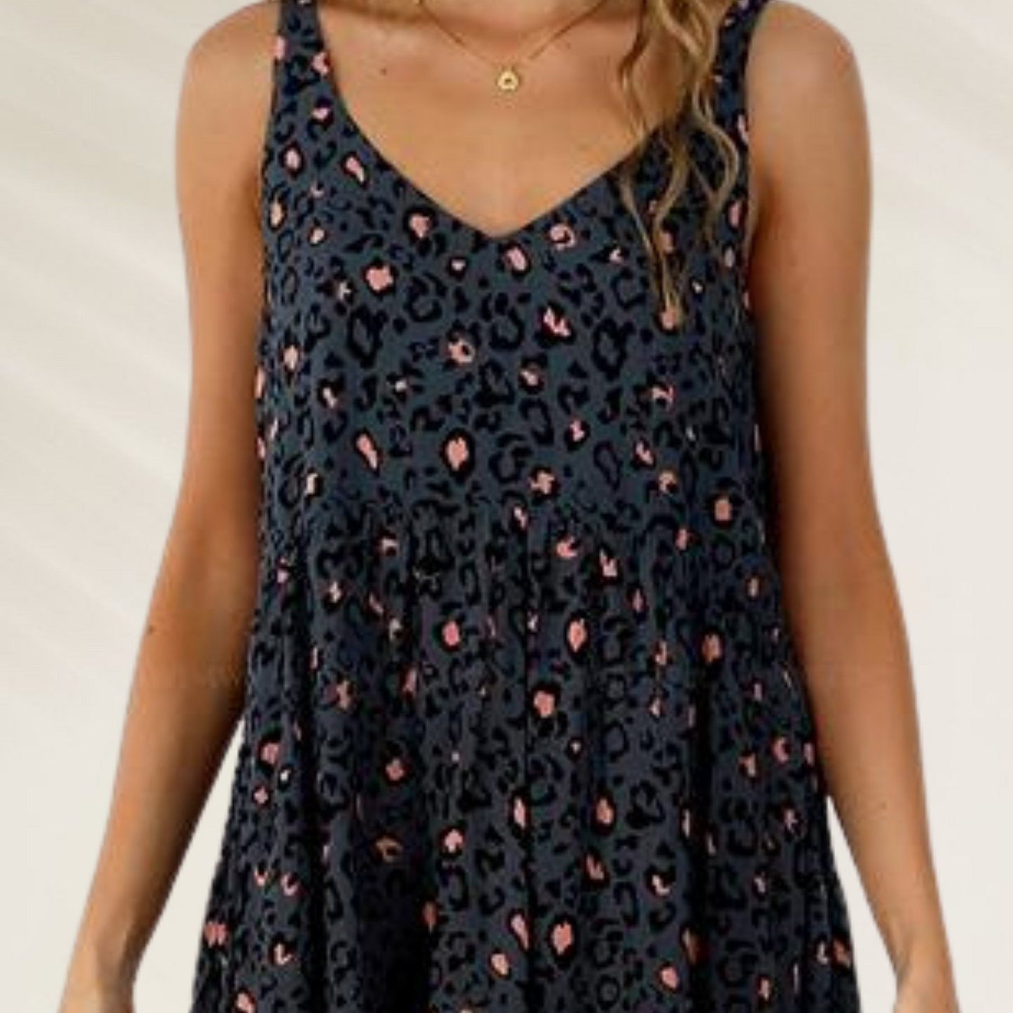 Vestido Curto Malai Animal Print com estampa de onça em preto e detalhes em rosa, modelo sem mangas