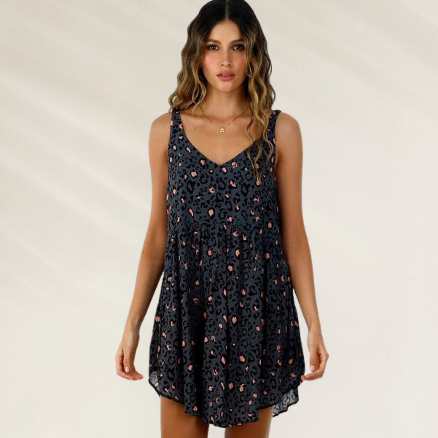 Vestido Curto Malai Animal Print com estampa de oncinha em tecido leve e caimento solto