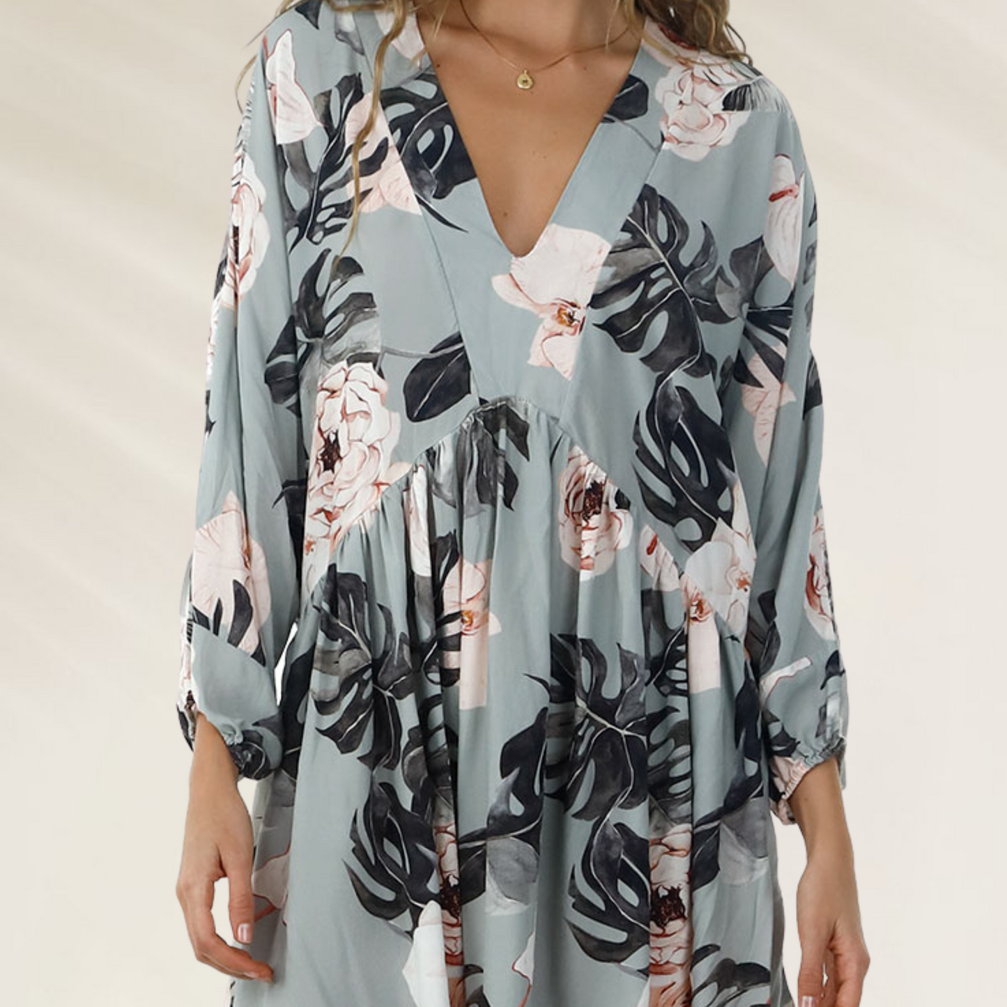 Vestido Curto Malai com Decote em V Floral cinza com mangas longas e estampa elegante