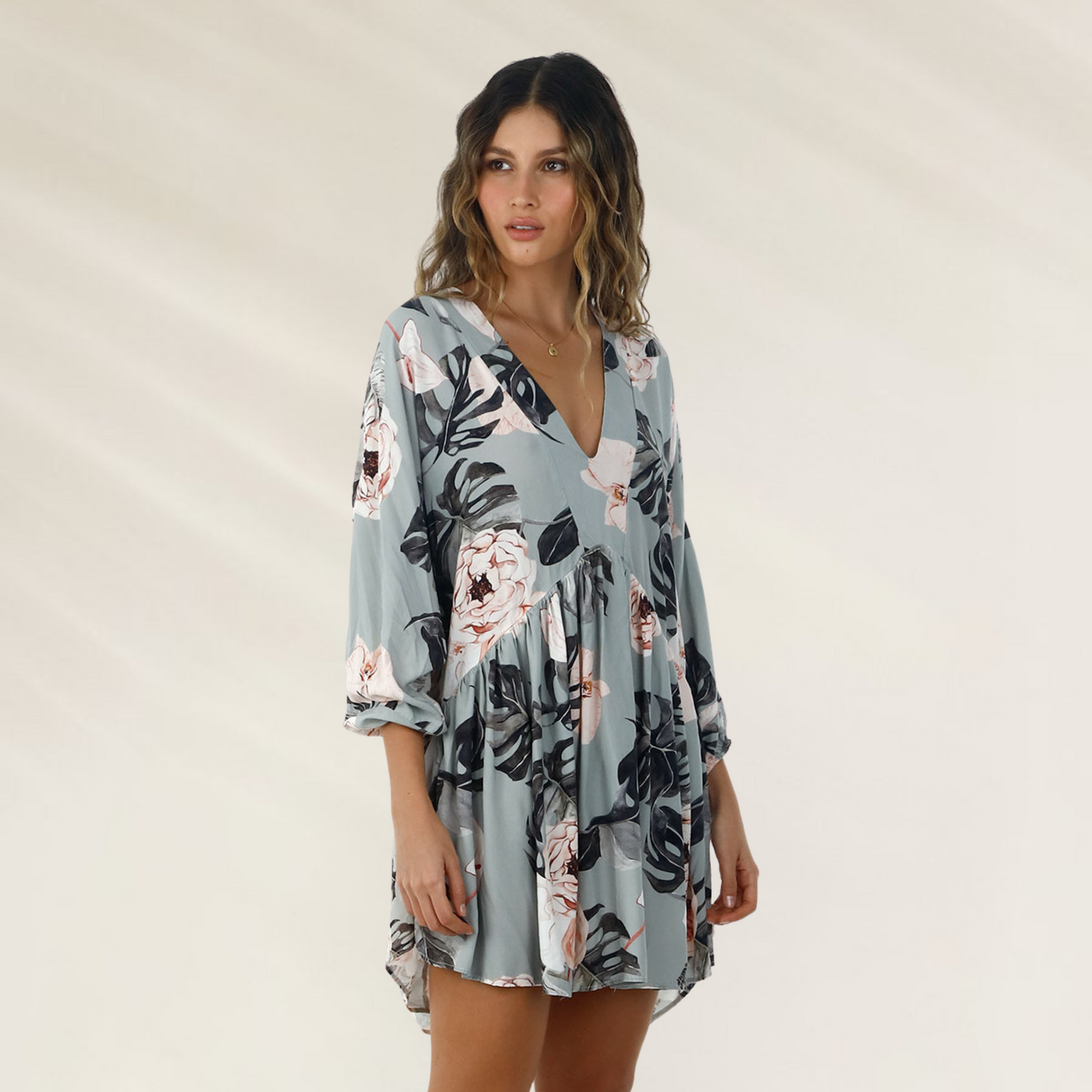 Vestido Curto Malai com Decote em V Floral cinza com mangas longas e tecido leve