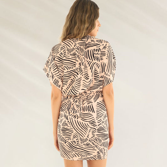 Vestido Curto Transpassado da Malai com estampa de folhas em tons neutros