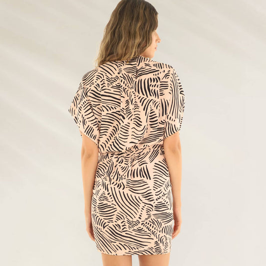 Vestido Curto Transpassado da Malai com estampa de folhas em tons neutros