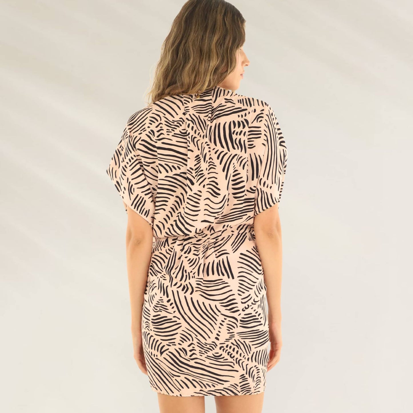 Vestido Curto Transpassado da Malai com estampa de folhas em tons neutros