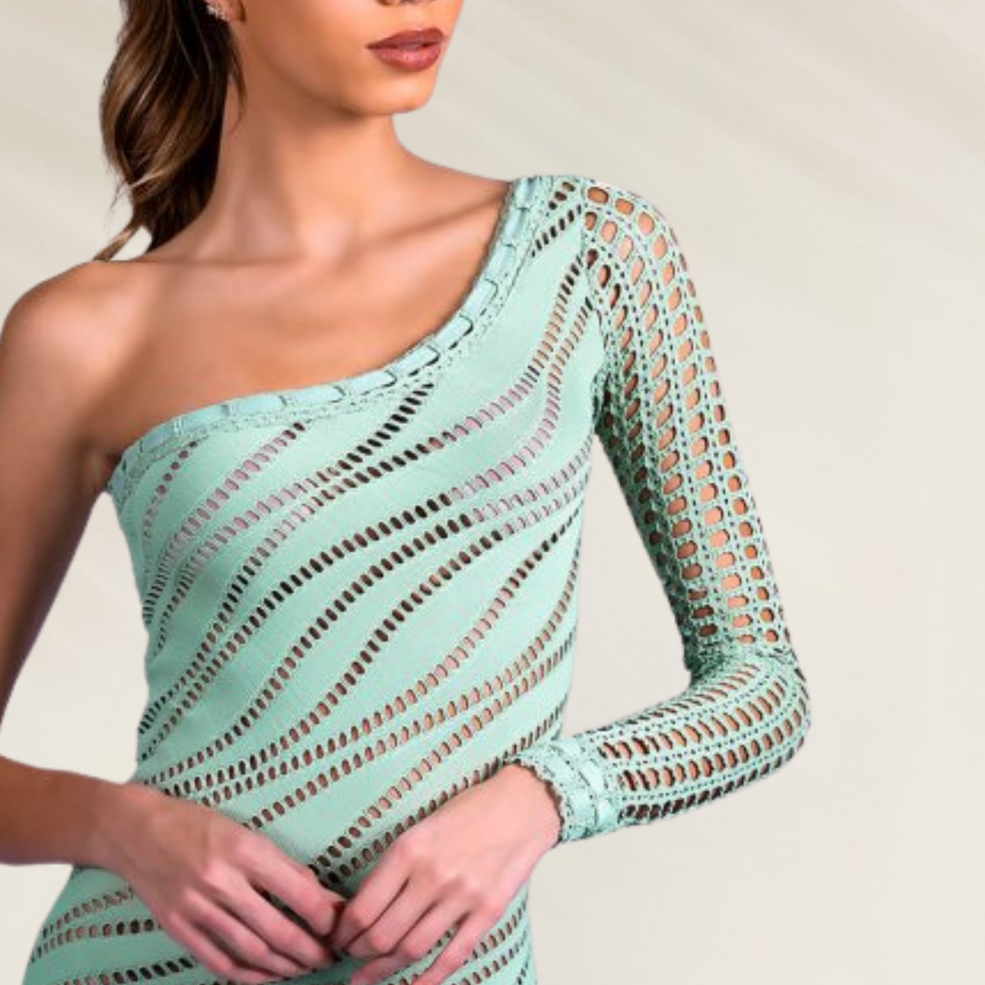 Vestido de praia Despi assimetrico com manga unica em croche em tom verde claro, ideal para dias quentes.