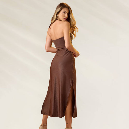 Vestido Elegante e Versátil Brownie com decote nas costas e fenda lateral para um look sofisticado