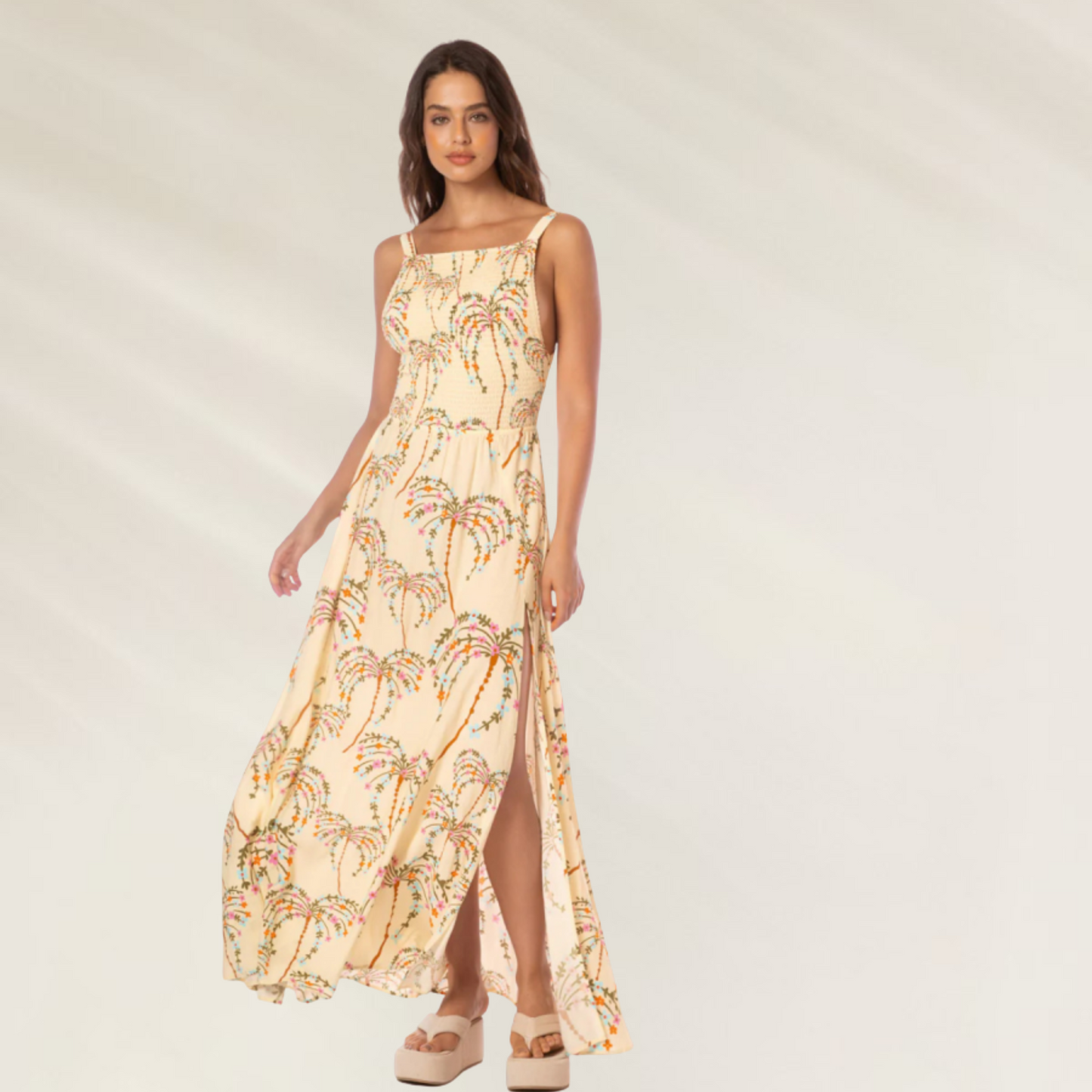 Vestido longo floral da Maaji em tom amarelo com estampas coloridas e fenda lateral