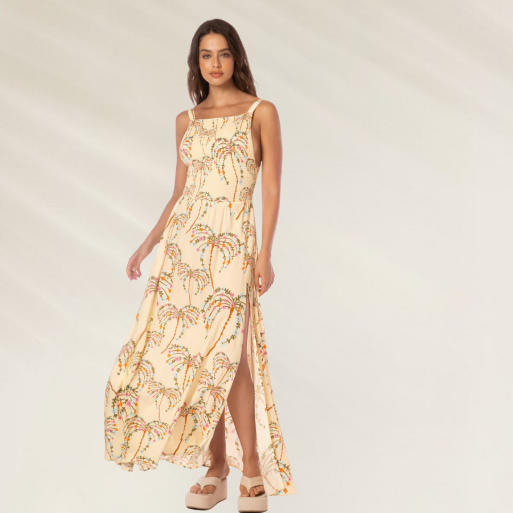 Vestido longo floral da Maaji em tom amarelo com estampas coloridas e fenda lateral
