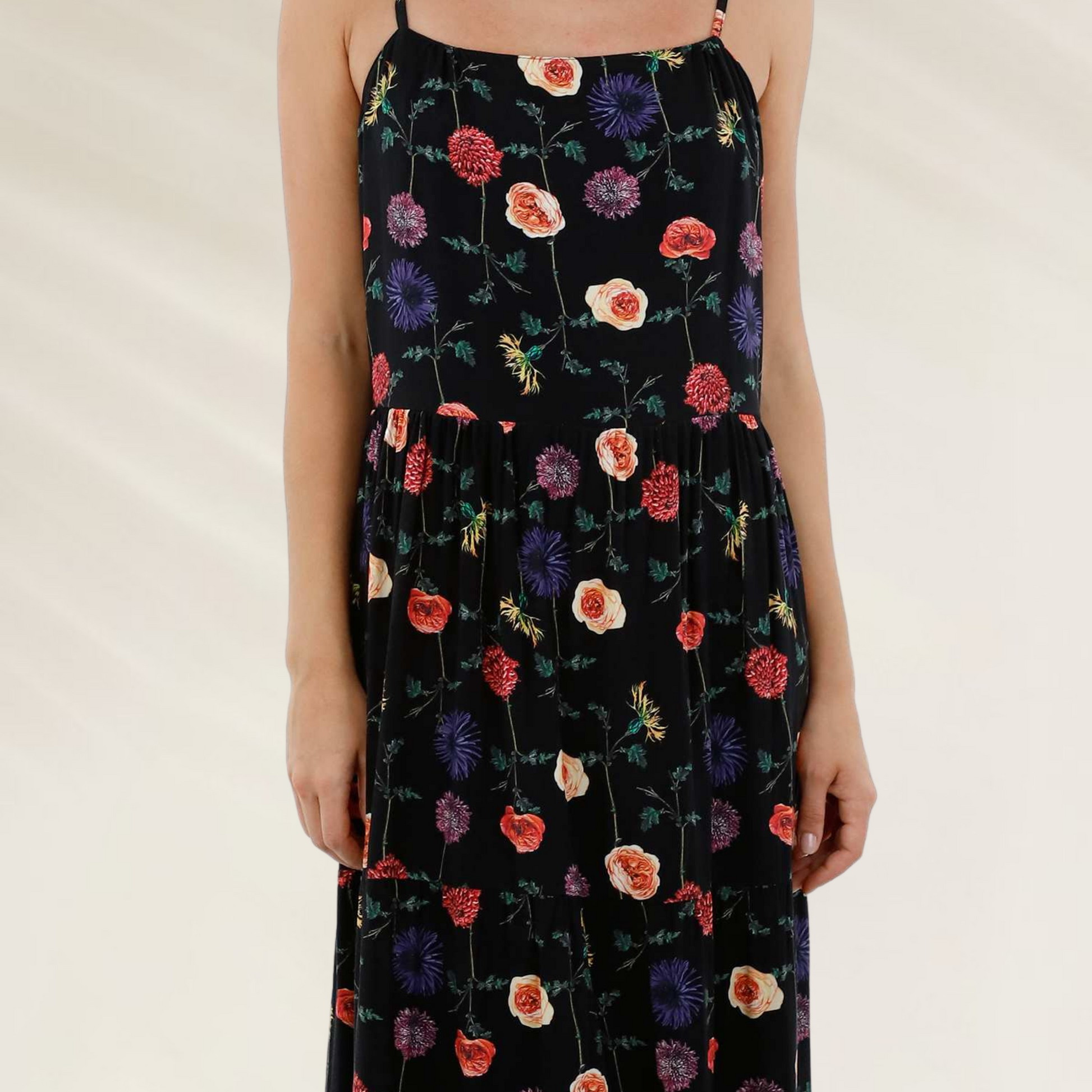 Vestido Longo Floral Malai preto com estampa colorida de flores e alças finas ajustáveis