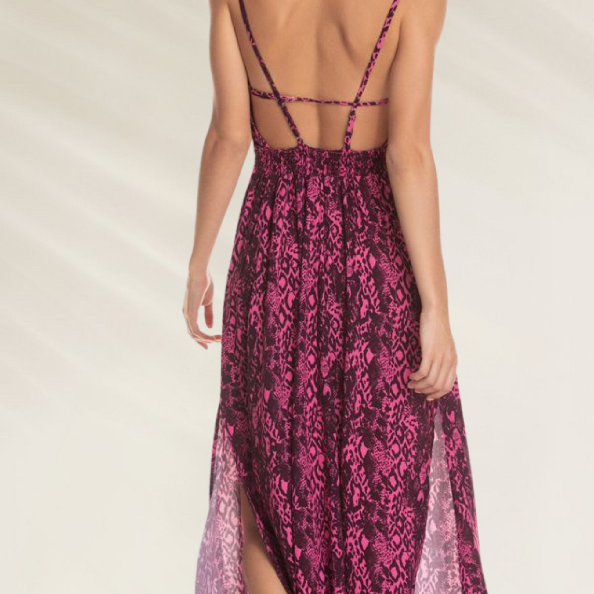 Vestido Longo Maaji Animal Print em tecido leve com estampa animal print nas cores rosa e preto visto por trás