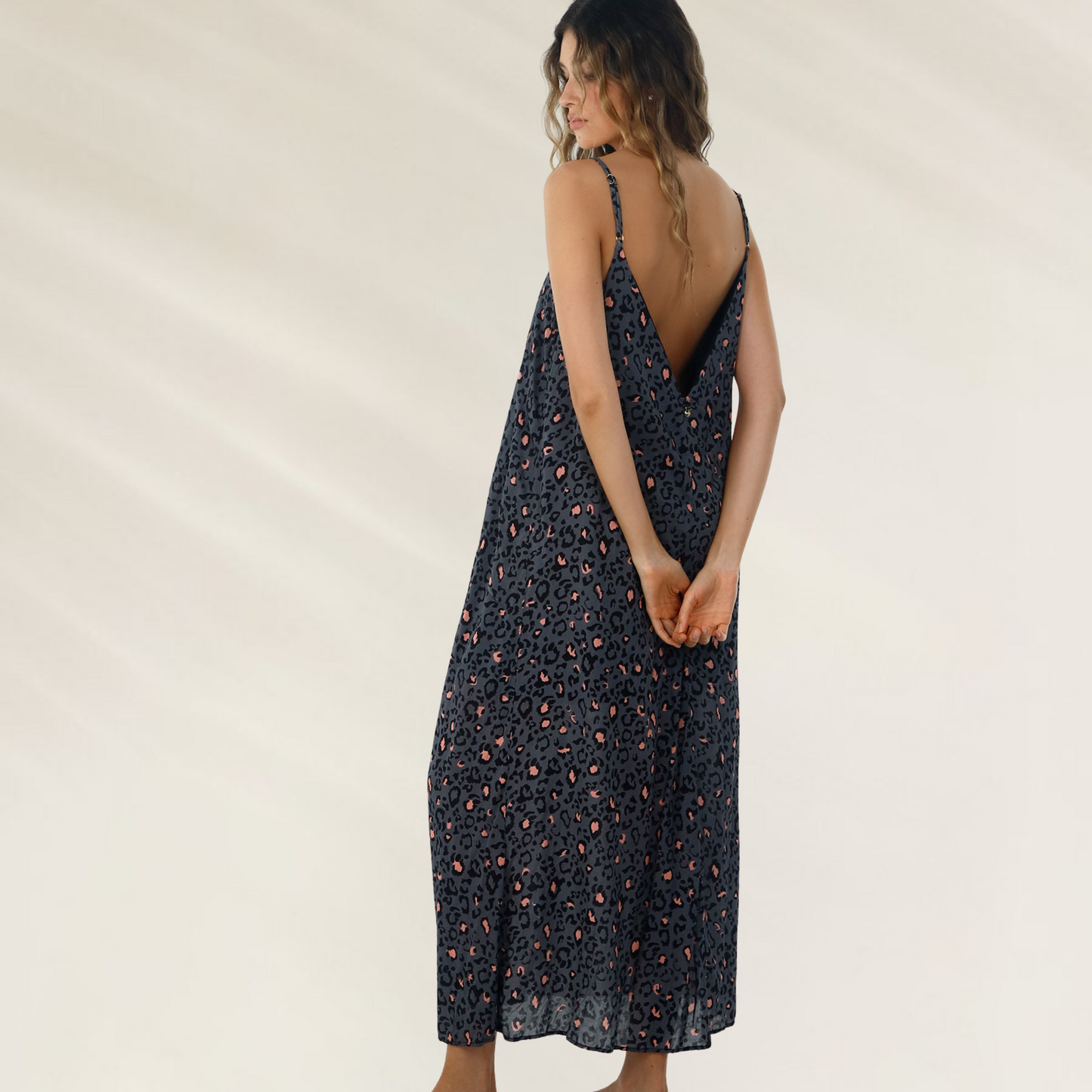 Vestido Longo Malai Animal Print com alças finas e decote profundo nas costas em tecido leve